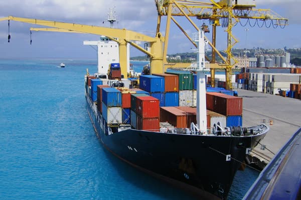 Aluminum shipments loading at port